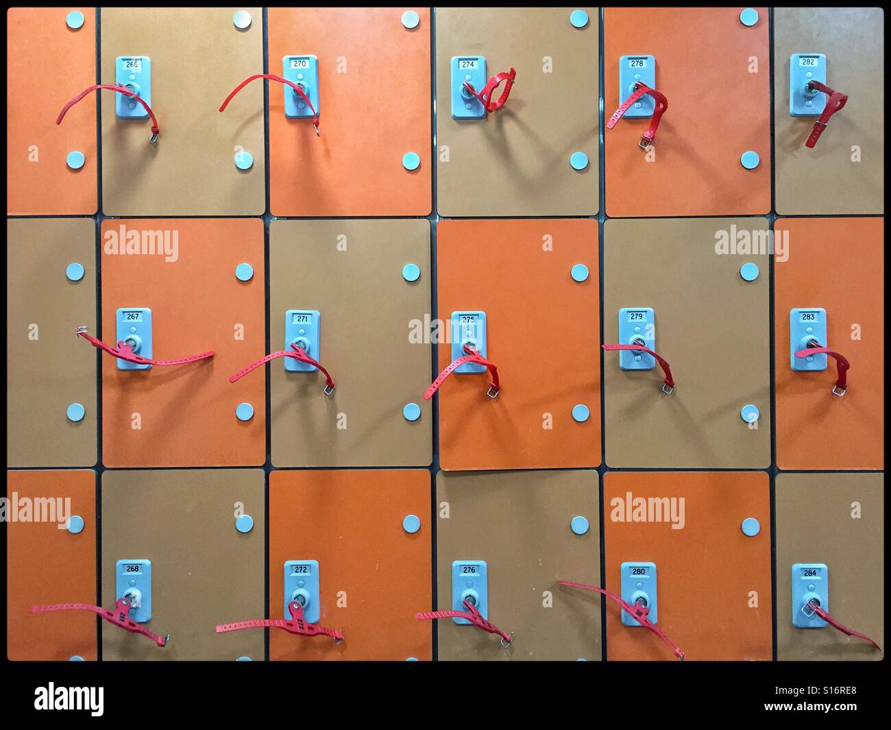 Eine Grafik der orange & braun Schlüssel betrieben Schließfächer in ein Freizeitzentrum. Menschen speichern ihre Wertsachen in diesen Einheiten, wenn Sie trainieren. Bildnachweis - © COLIN HOSKINS. Stockfoto