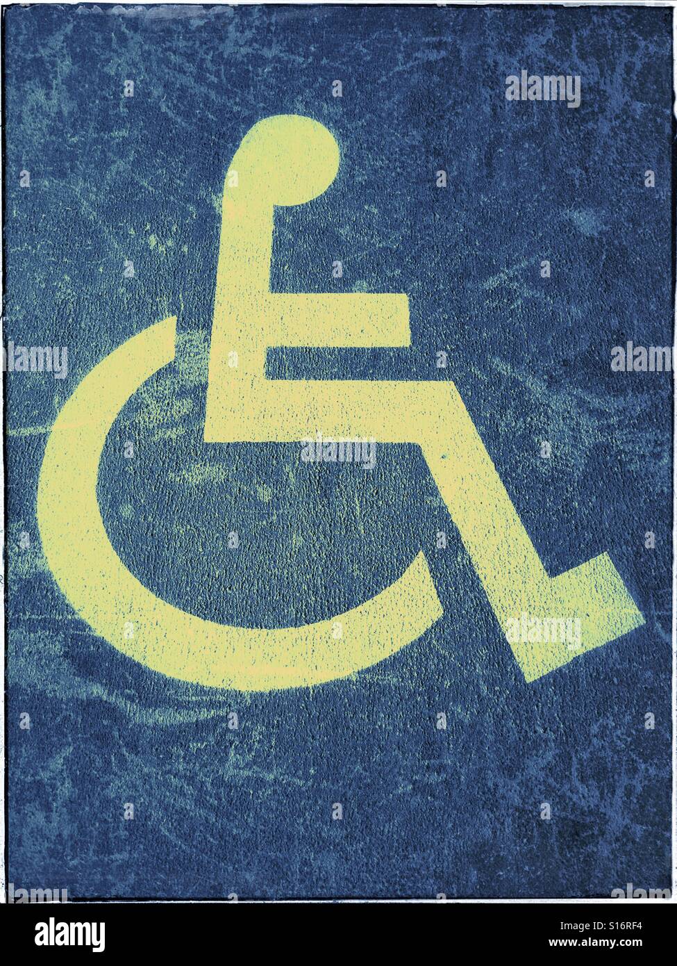 Ein gelbes Schild, ein PKW-Stellplatz reserviert für Menschen, die einen Rollstuhl benutzen oder eine Behinderung zu identifizieren. Bildnachweis - © COLIN HOSKINS. - Smartphone-aufgenommenes Stockfoto