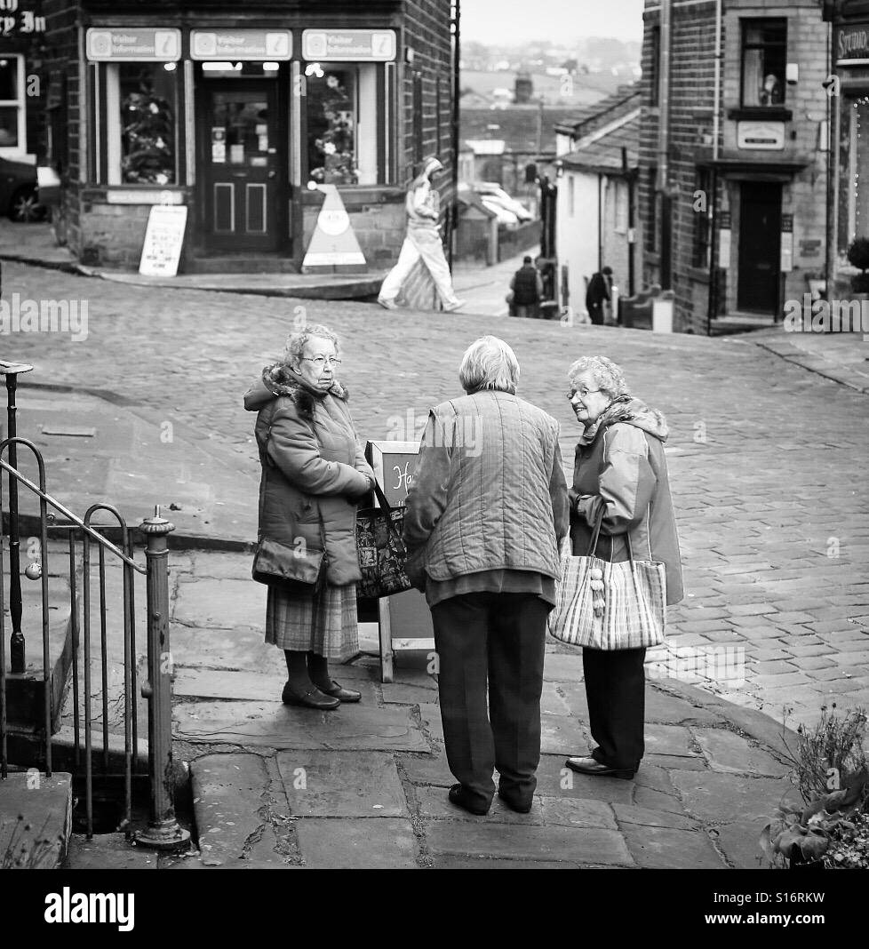 Dorfbewohner in Haworth, Bradford, West Yorkshire. Stockfoto