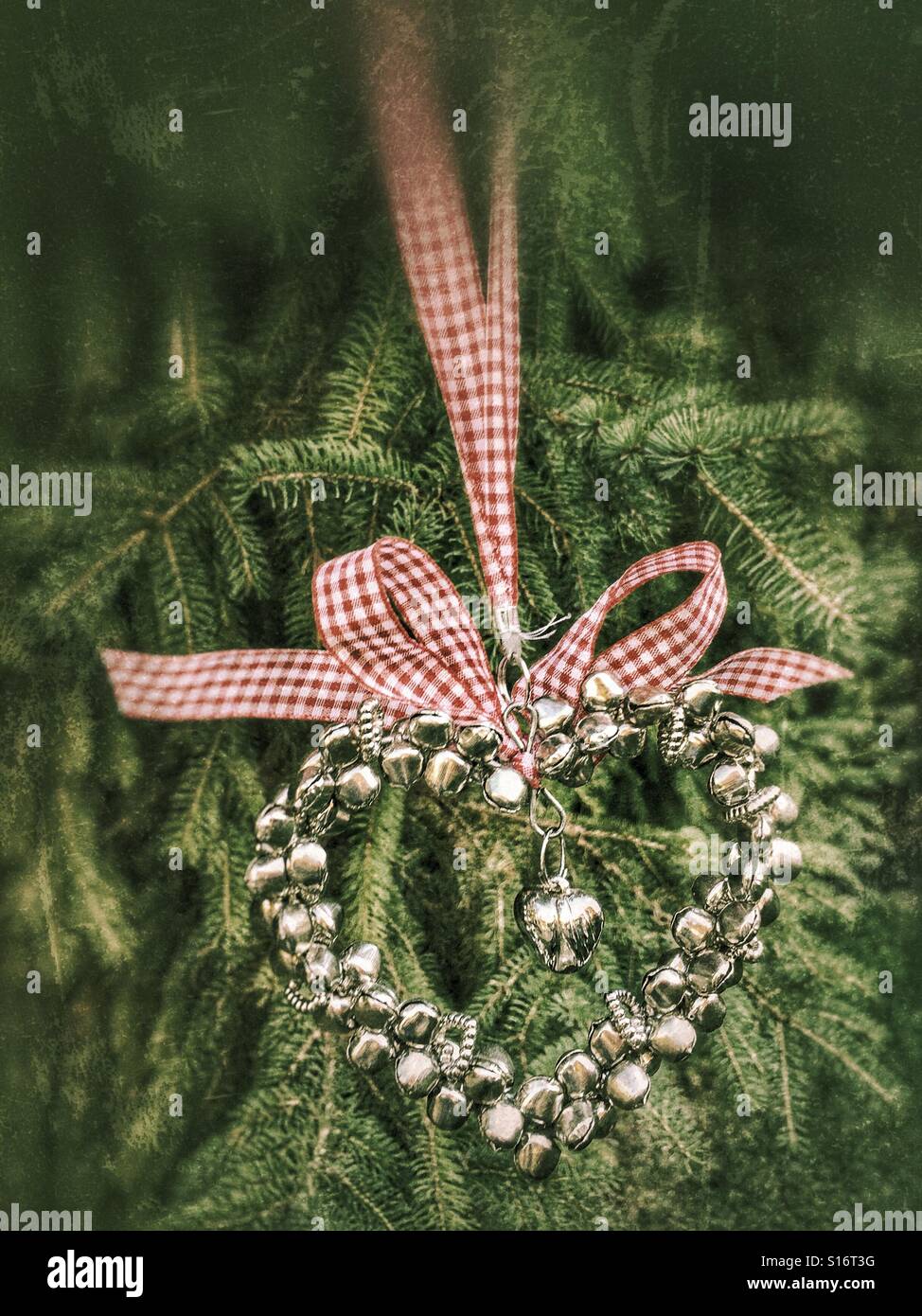Alten altmodischen herzförmige Weihnachtsschmuck am Baum mit Band mit Grunge-filter Stockfoto
