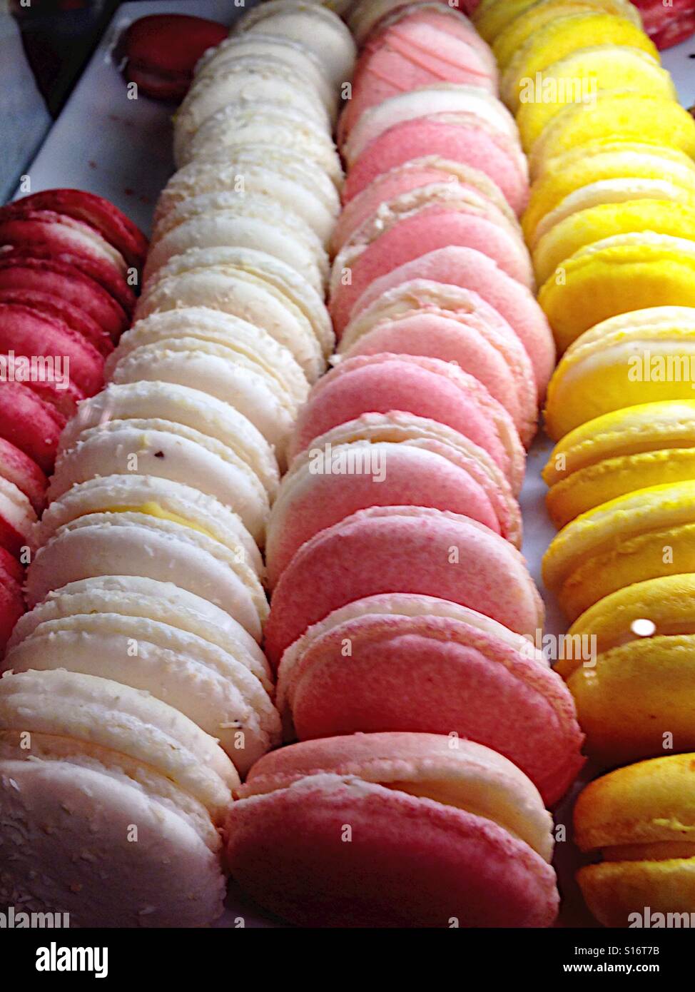 Bunte macarons - Smartphone-aufgenommenes Stockfoto