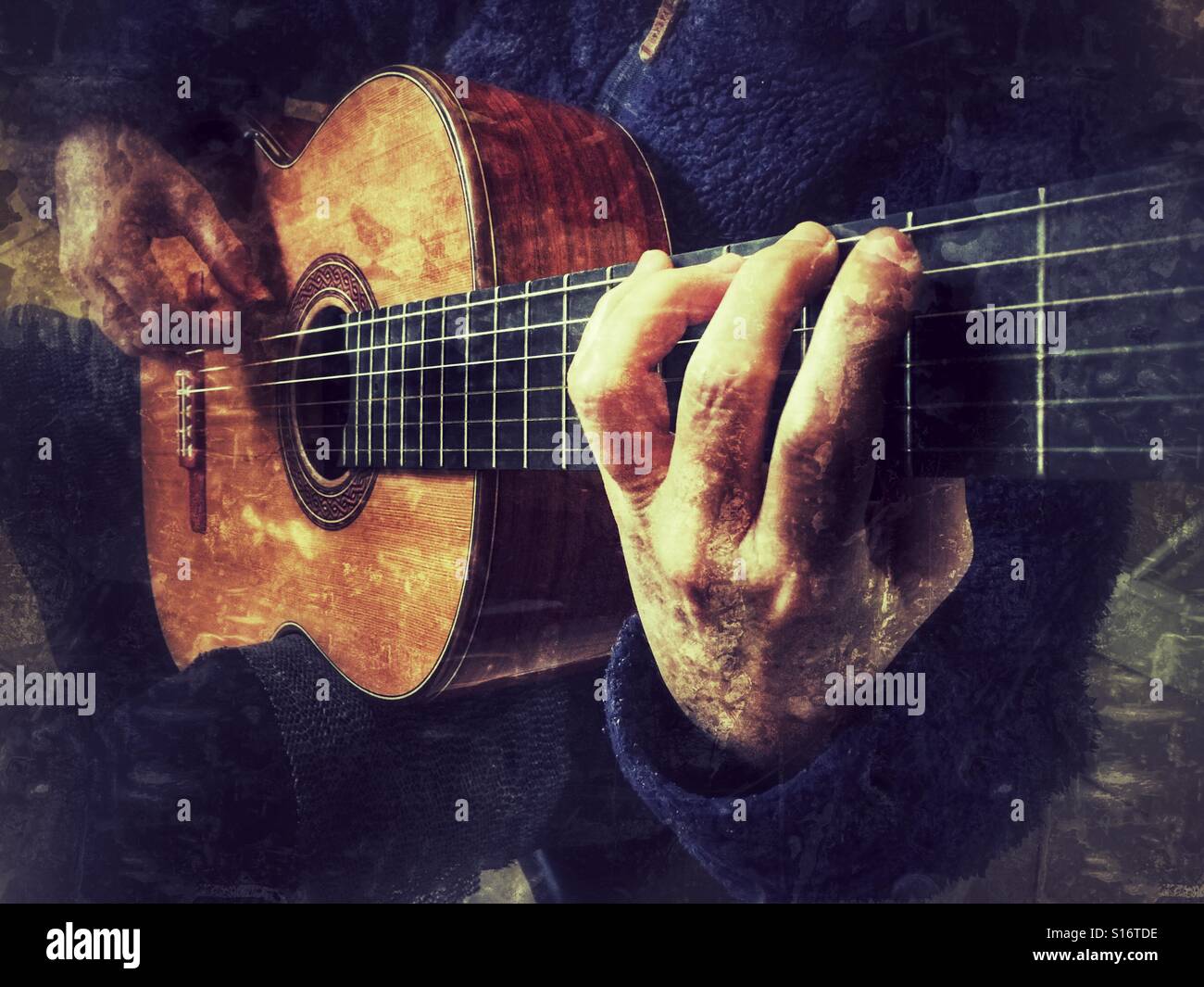 Frau spielt Gitarre, Nahaufnahme - Smartphone-aufgenommenes Stockfoto