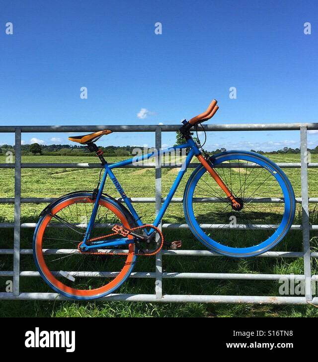 Fahrrad auf einem Zaun Stockfoto
