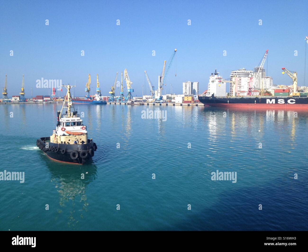 Tirana-Port mit einem Boot Stockfoto