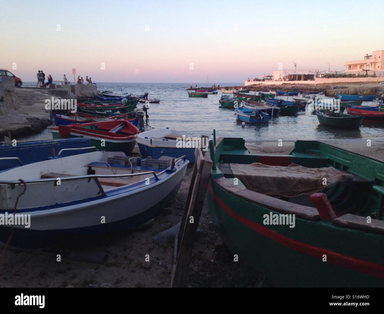 Polignano Mare Meerblick mit Booten Stockfoto