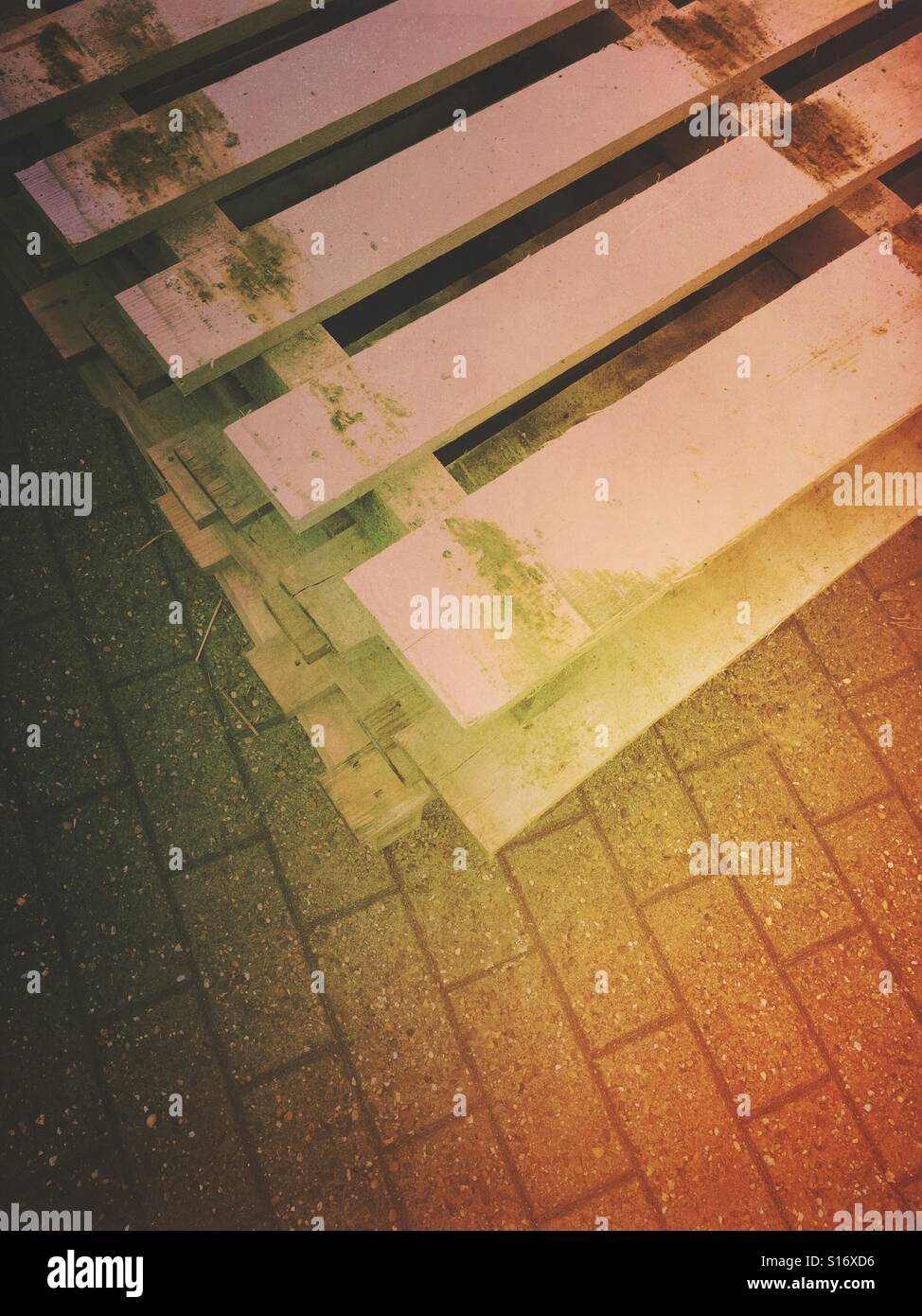 Holz-Paletten auf den Boden - Smartphone-aufgenommenes Stockfoto