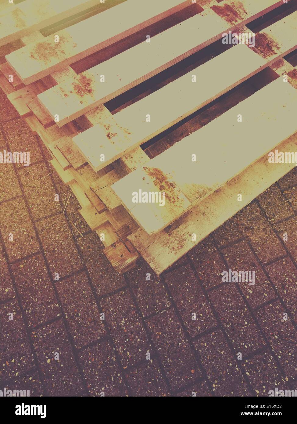 Holz-Paletten auf den Boden - Smartphone-aufgenommenes Stockfoto