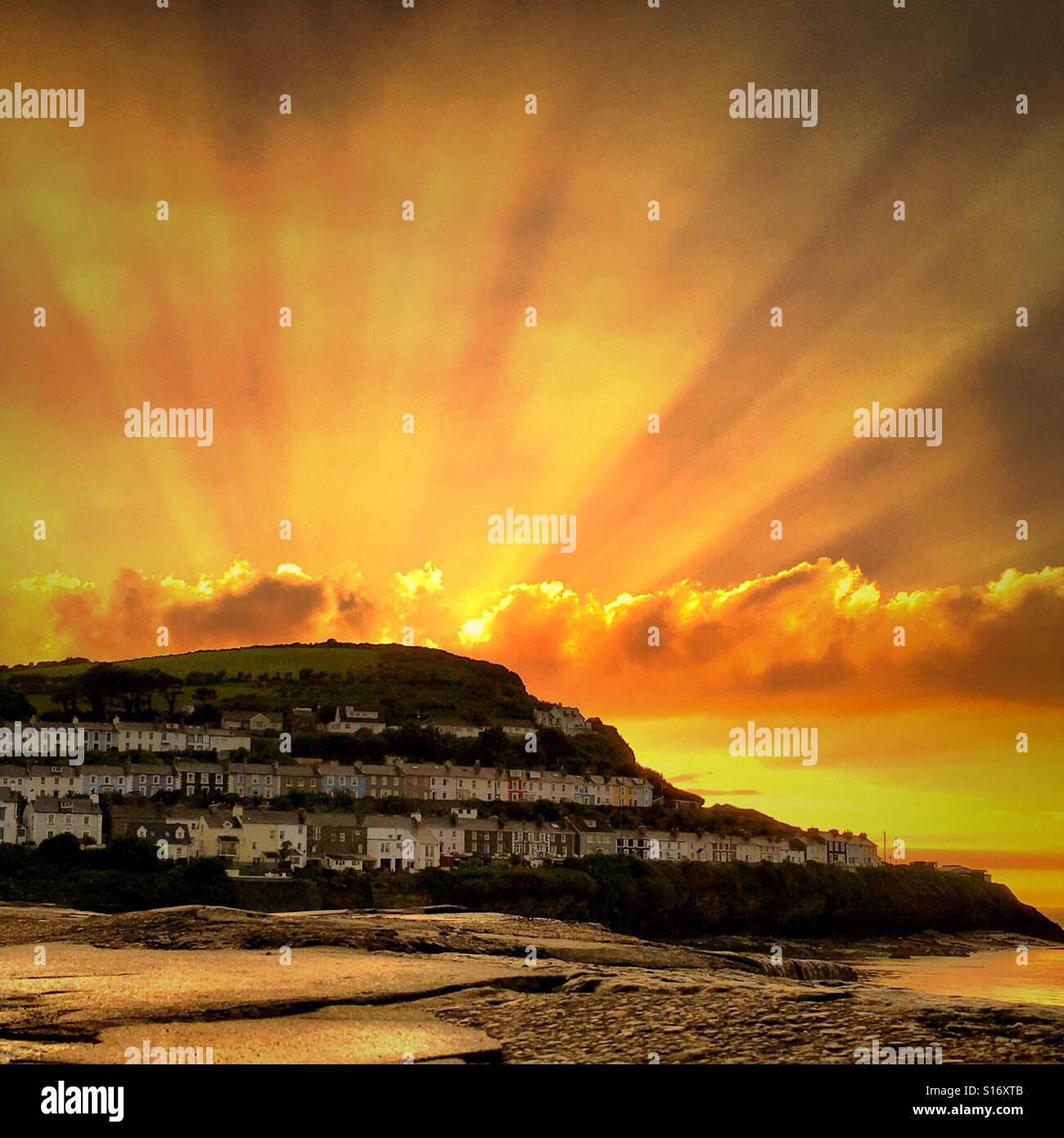 Heiliges Licht während der Abende goldene Stunde in New Quay, Ceredigion, Wales. Stockfoto