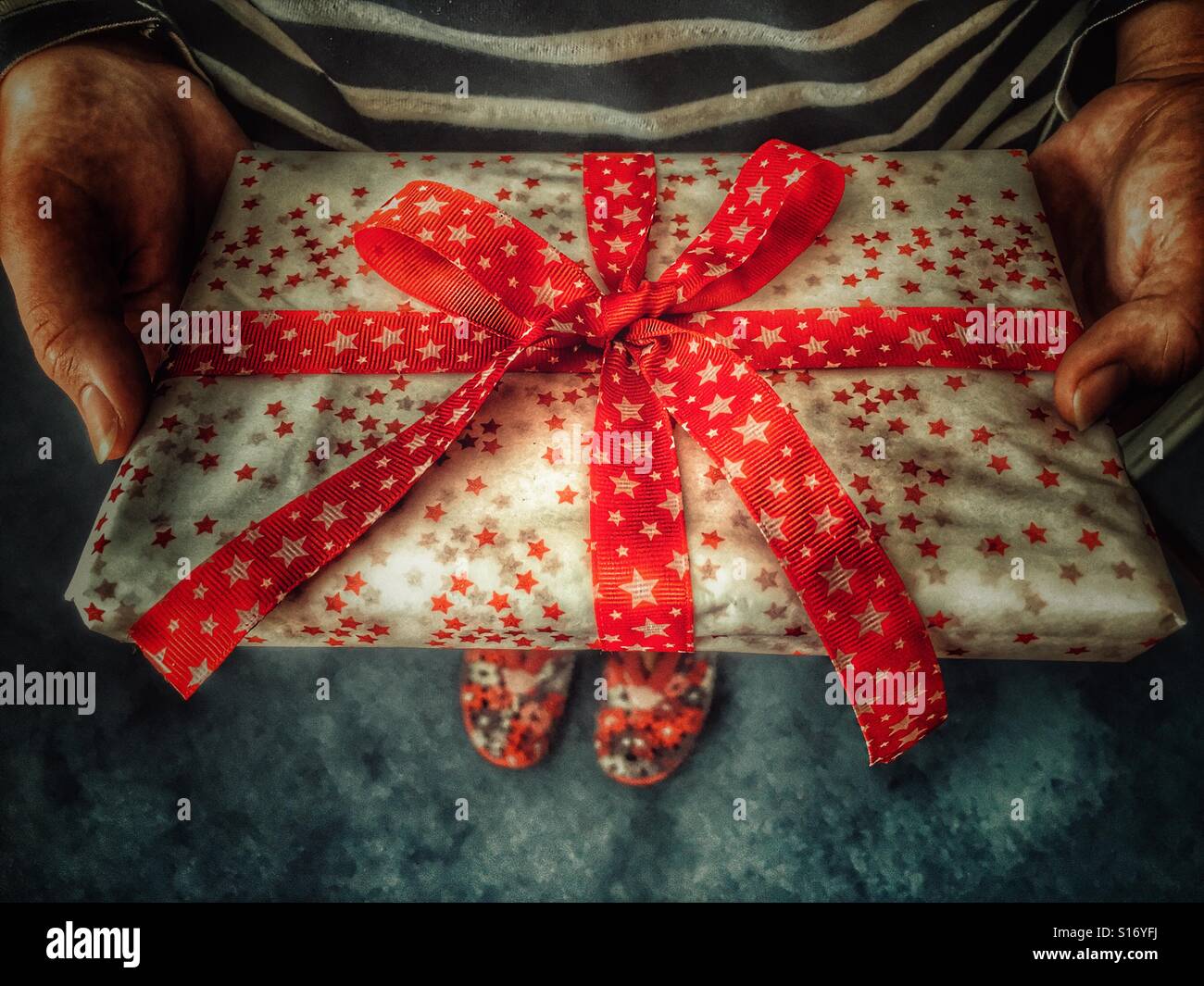 Weihnachtsgeschenk - Smartphone-aufgenommenes Stockfoto