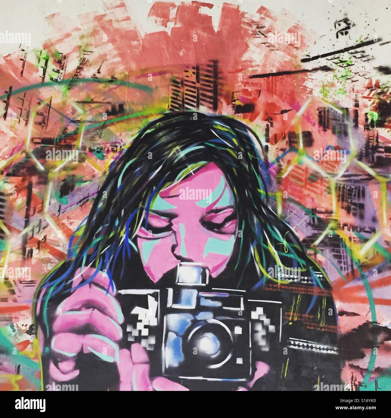 Graffiti von einem Mädchen, das ein Foto, Mikati, Manila, Philippinen Stockfoto