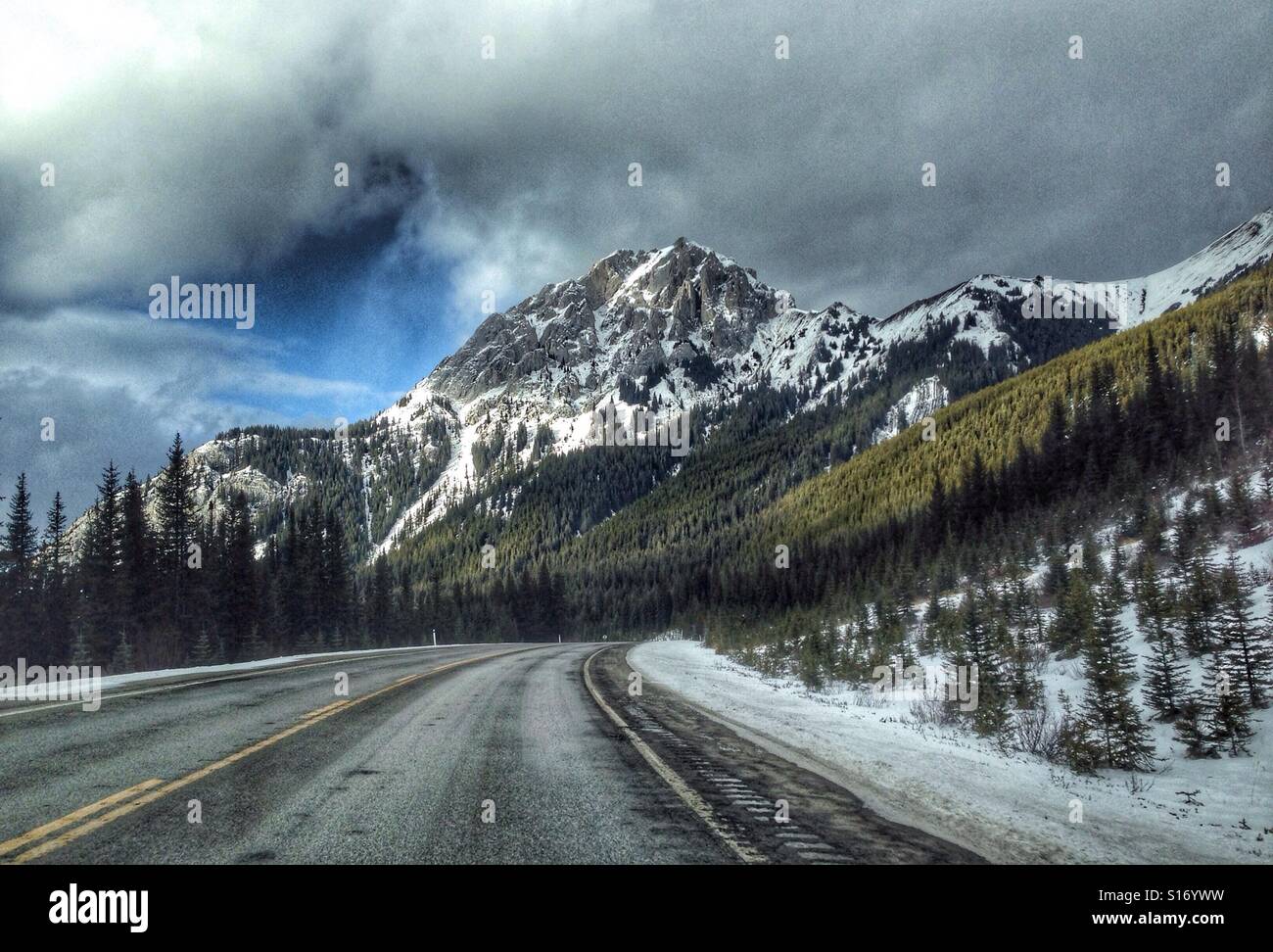 Malerische Bergstraße in den kanadischen Rockies. Kananaskis Country, Alberta, Kanada. - Smartphone-aufgenommenes Stockfoto