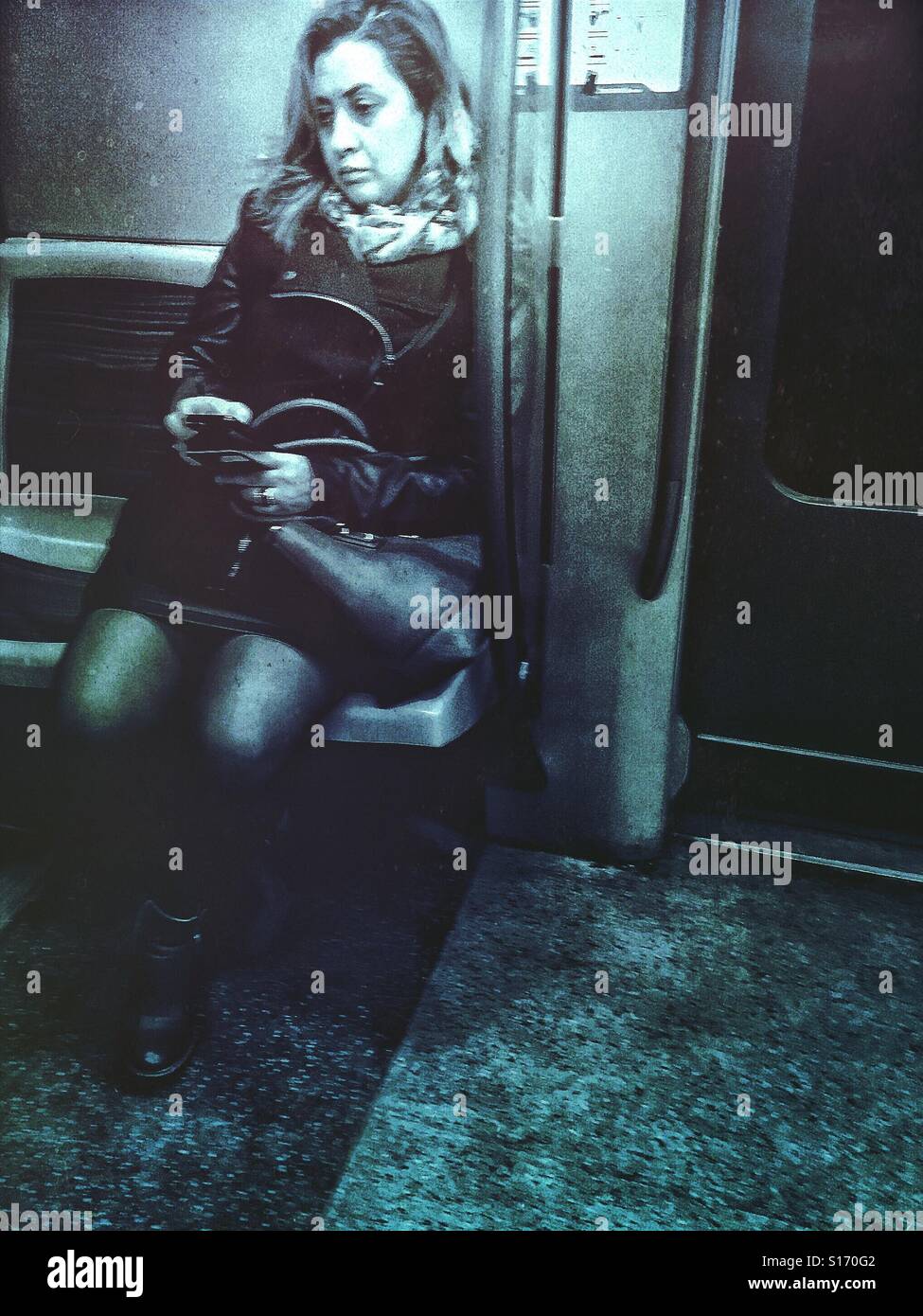 In Gedanken verloren - Smartphone-aufgenommenes Stockfoto