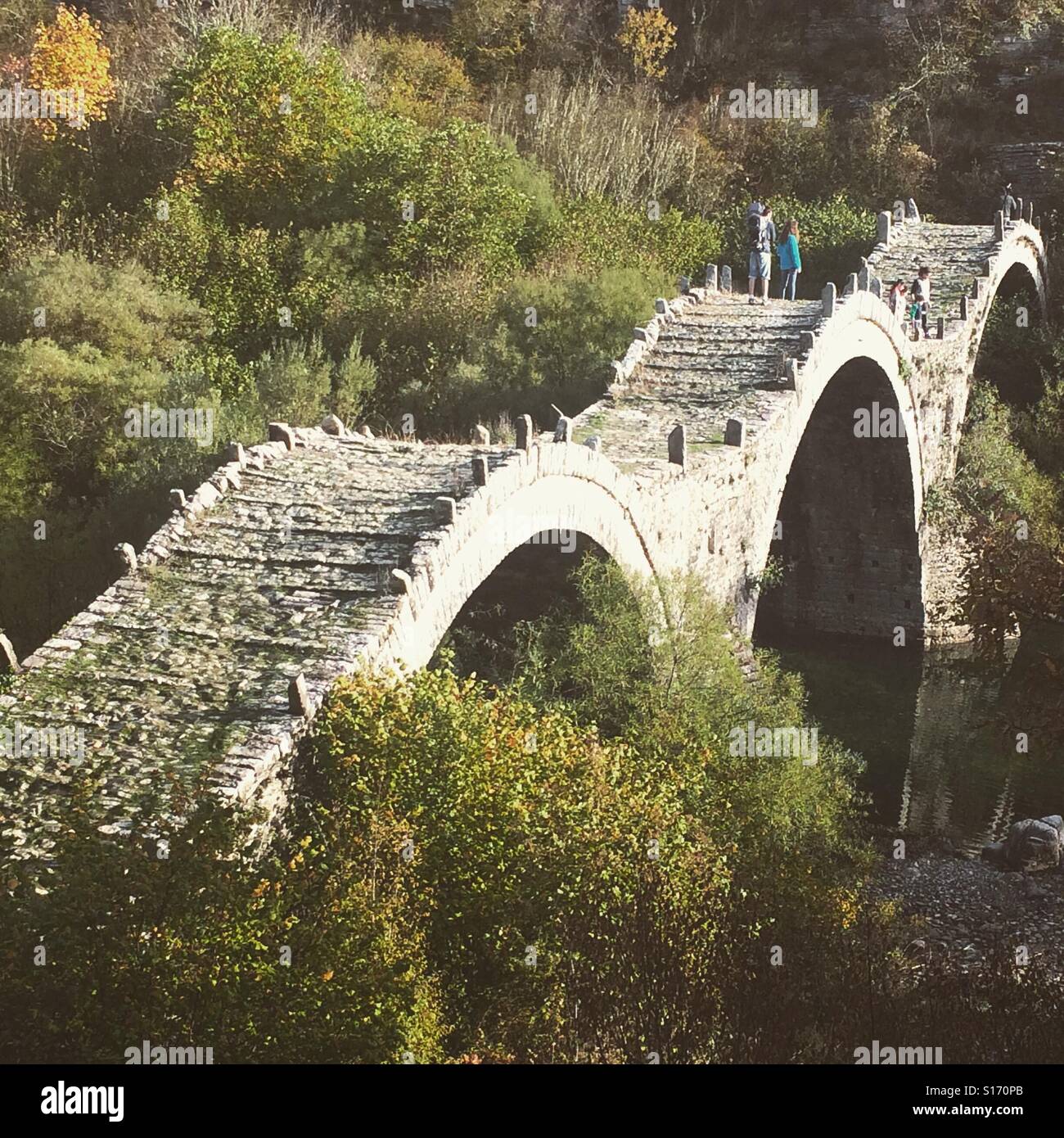 Traditionelle Steinbrücke in Ioannina, Epirus Region, Nordgriechenland. Stockfoto