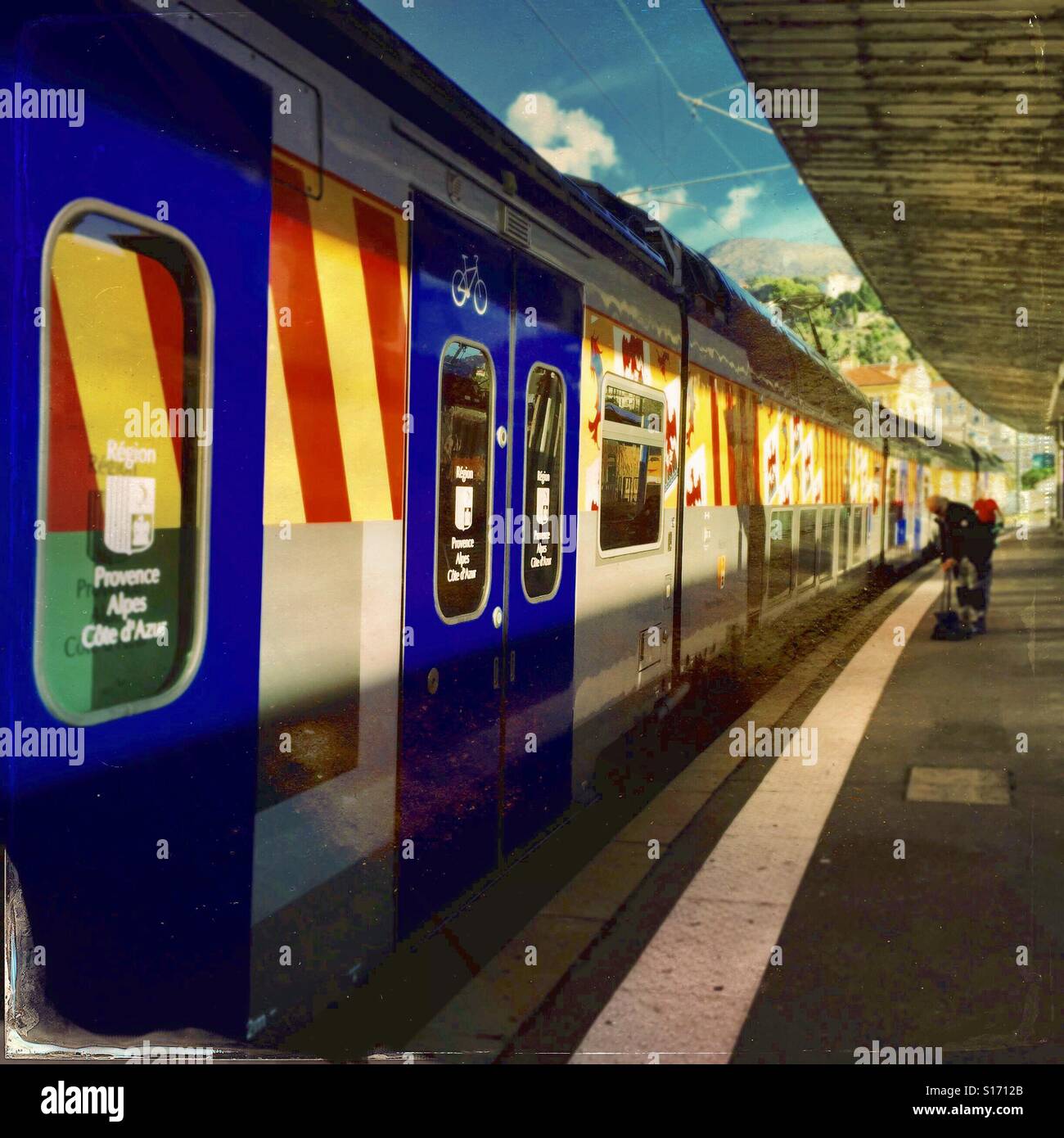 Bunte Zug verlässt den Bahnhof in der Provence. Stockfoto