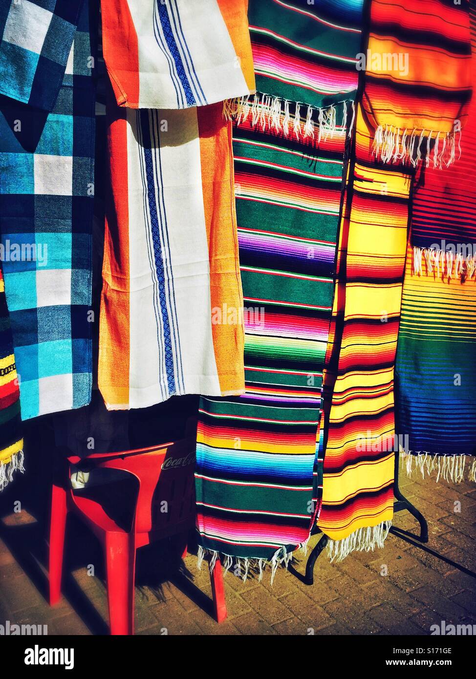 Eine Auswahl an mexikanischen decken und Sarape decken werden in einer Vielzahl von Farben auf einer Open-Air-Bauernmarkt in San Pancho, Nayarit, Mexiko angezeigt. Stockfoto