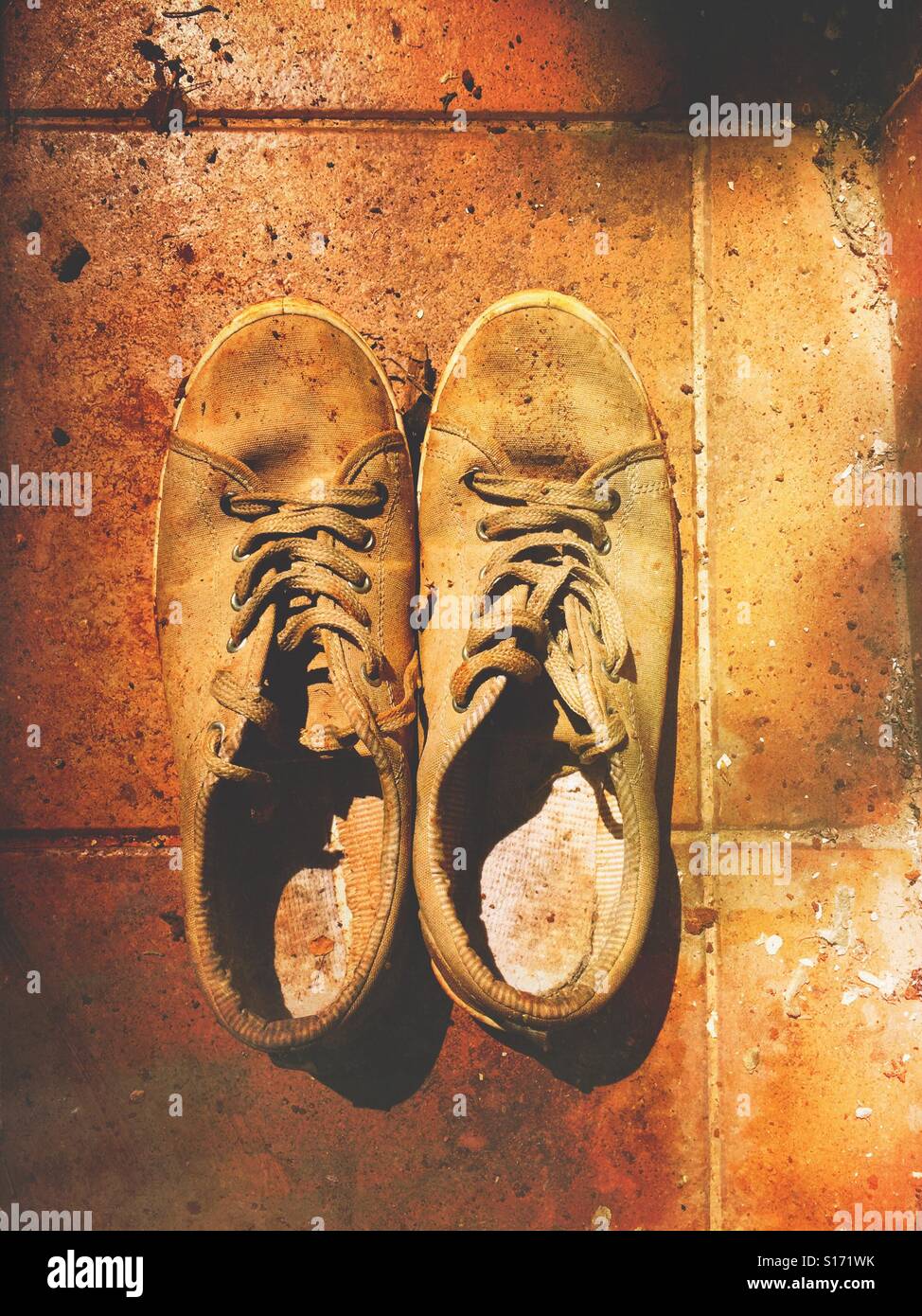 Alten schmutzige Schuhe des Mannes auf dem Boden im freien Stockfoto