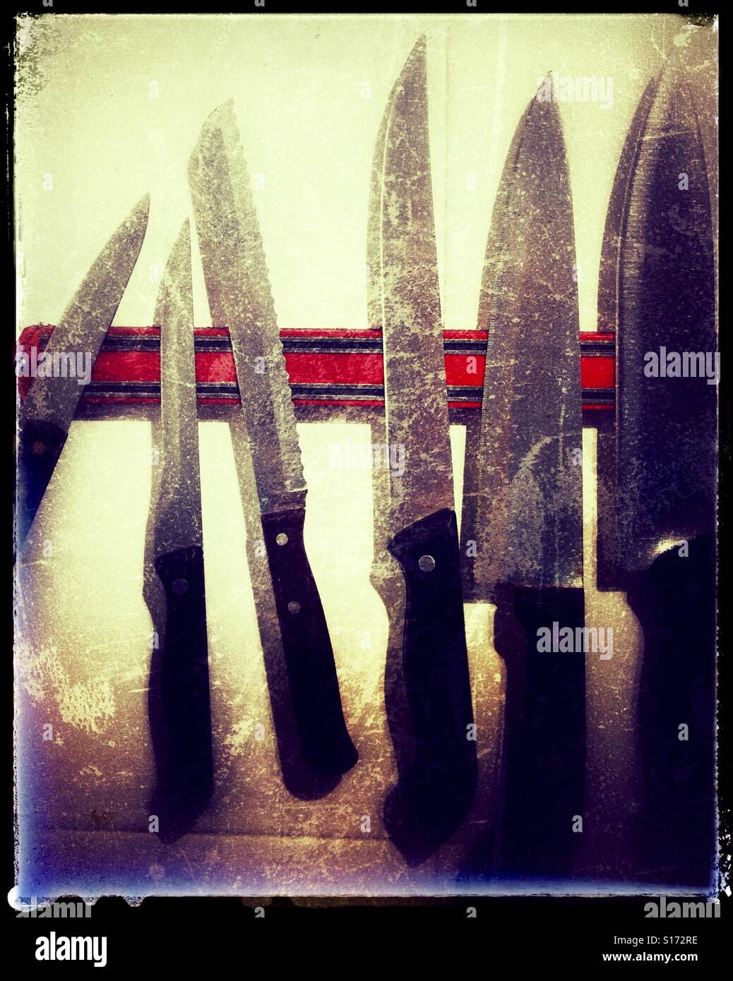 Küchenmesser auf Magnetstreifen angezeigt. Stockfoto
