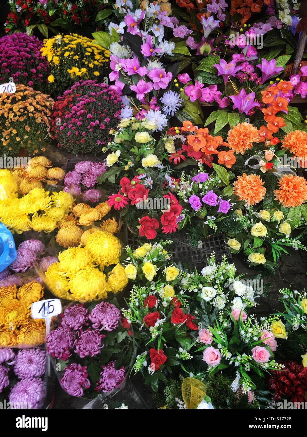 Blumen zum Verkauf an Wola-Friedhof in Warschau, Polen Stockfoto