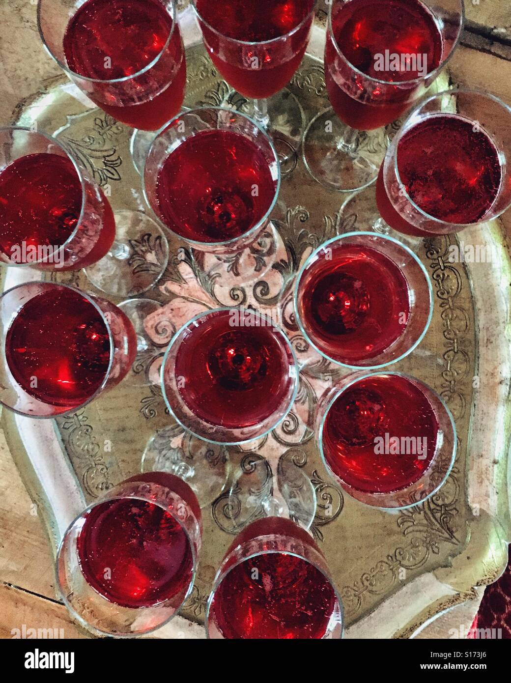 Rosa Champagner Gläser auf silbernen Tablett Stockfoto