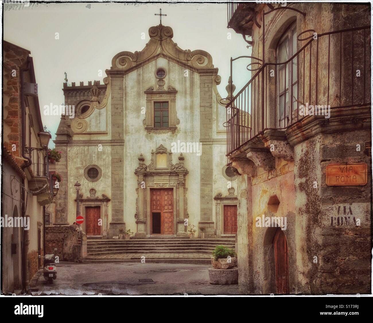 Die Kathedrale Kirche von Sant 'Agostino in Forza d' Agrò in der Nähe von Taormina, Sizilien, Italien. Diese Lage und Aussicht diente in der Francis Ford Coppola-Film "Der Pate Teil2." Robert De Niro spielte. ©. - Smartphone-aufgenommenes Stockfoto