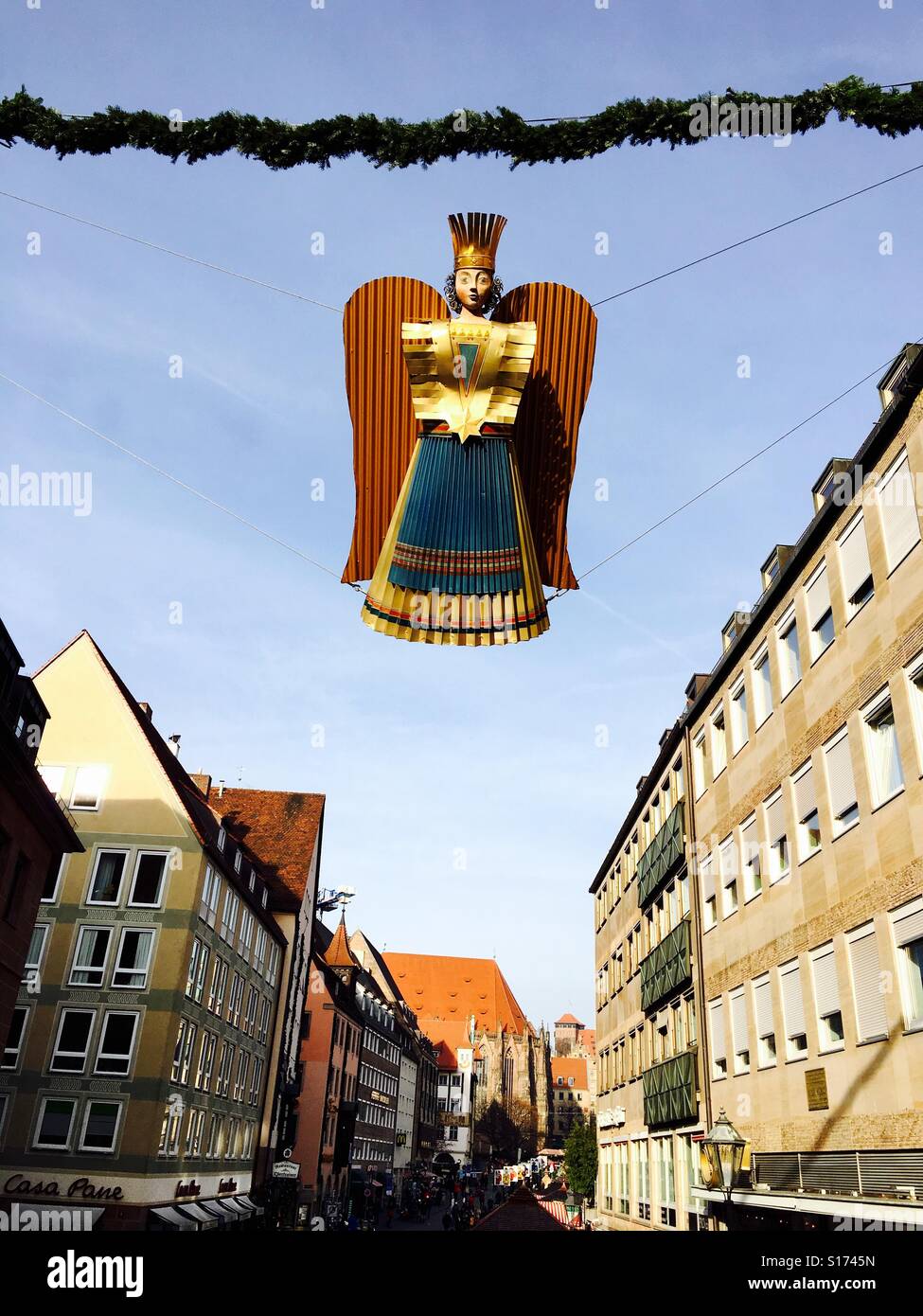 Weihnachtsengel hängen über den Nürnberger Weihnachtsmarkt Stockfoto