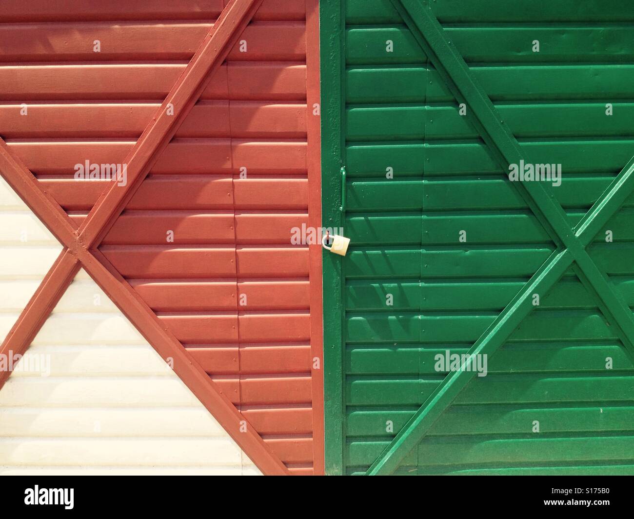 Grüne und rote Garagentor mit Vorhängeschloss Stockfoto