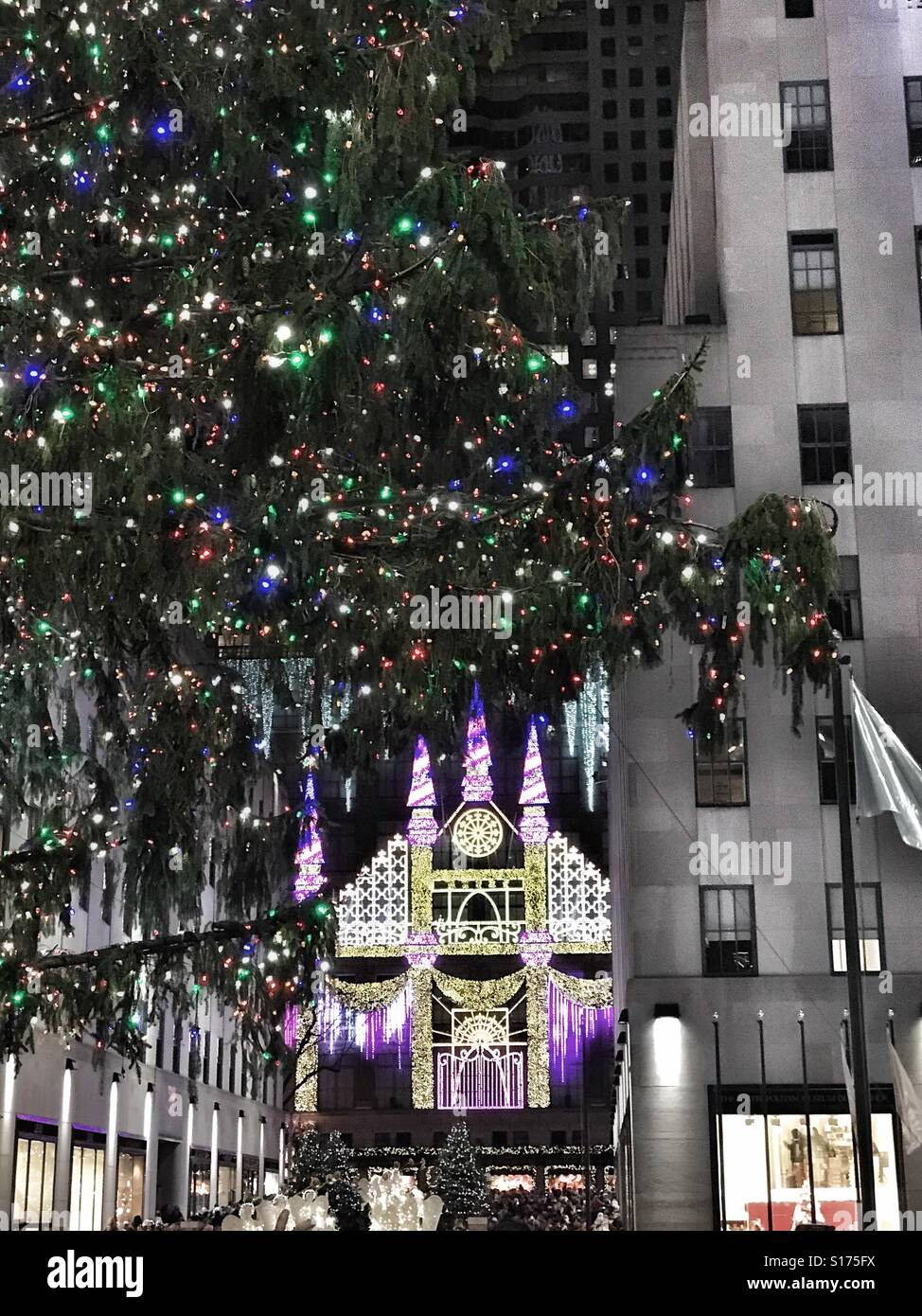 Weihnachtsbaum und Saks Fifth Avenue Lichtshow am Rockefeller Center in New York City Stockfoto