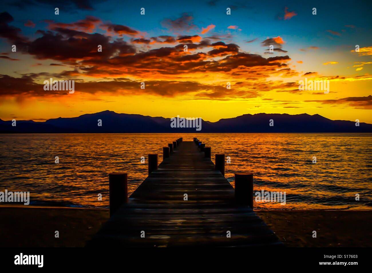 Sonnenuntergang am Pier am Lake Tahoe in Nevada Strand, Nevada Stockfoto