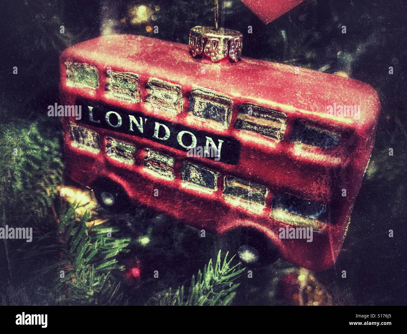 Weihnachtsbaum Dekoration, einem roten Londoner bus - Smartphone-aufgenommenes Stockfoto