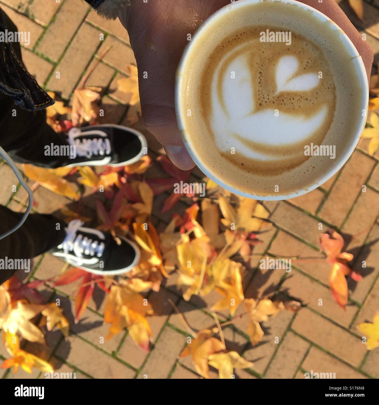 Kaffee im Herbst Stockfoto