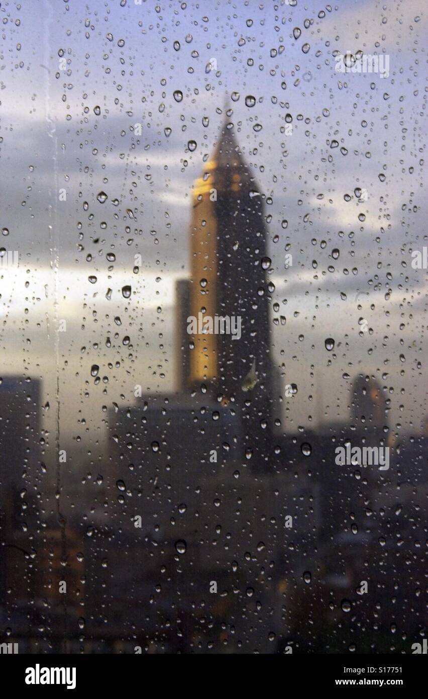Regen Sie auf Fenster mit Atlanta Gebäude außerhalb. - Smartphone-aufgenommenes Stockfoto