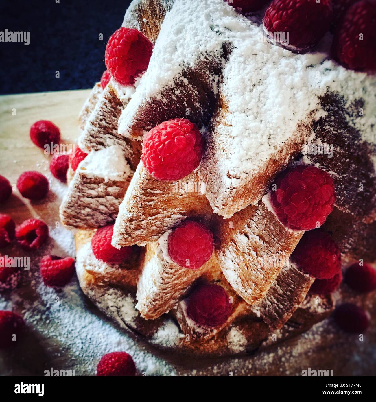 Pandoro mit Himbeer-Kugeln Stockfotografie - Alamy
