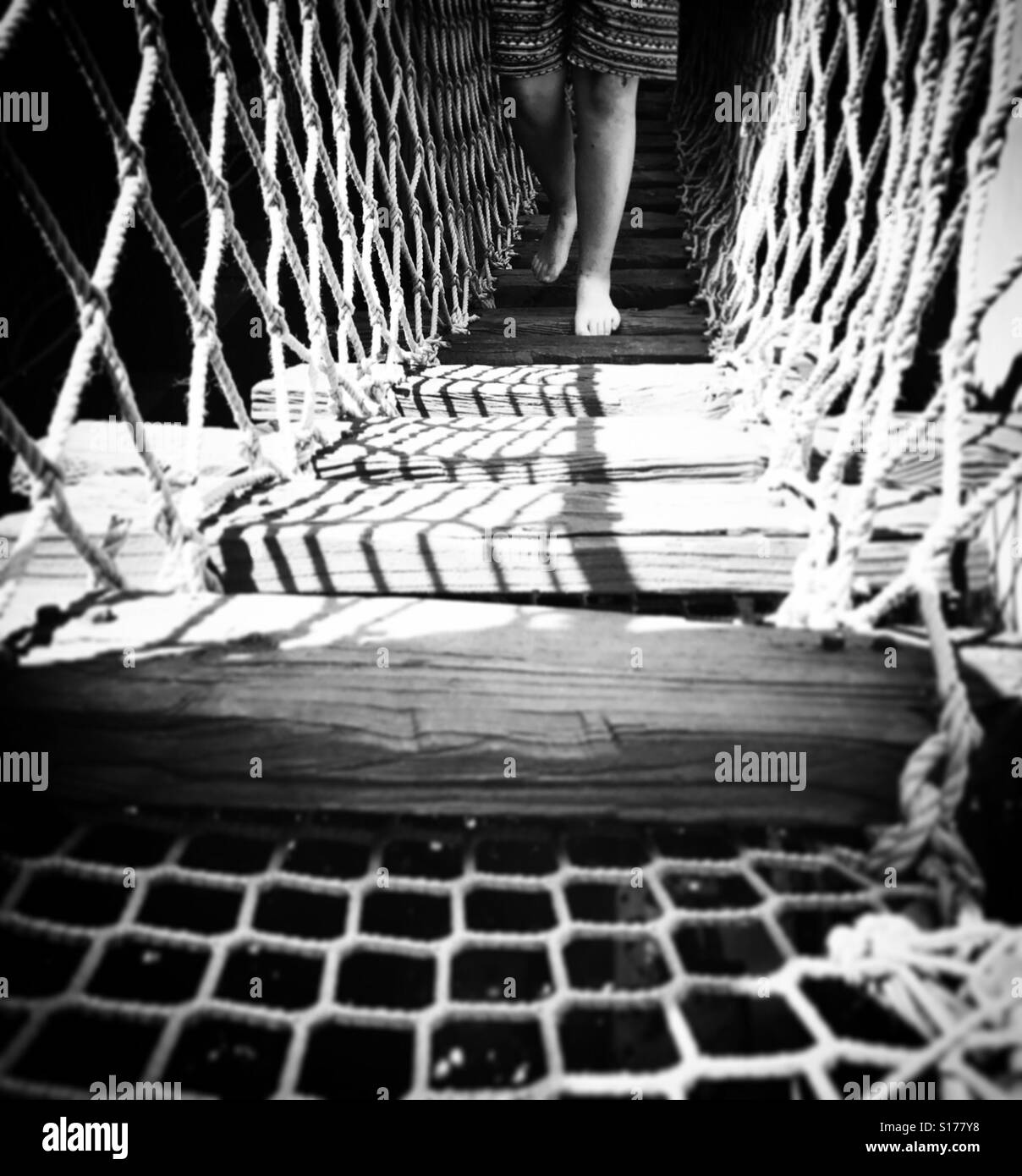 Kind zu Fuß über eine Brücke Stockfoto