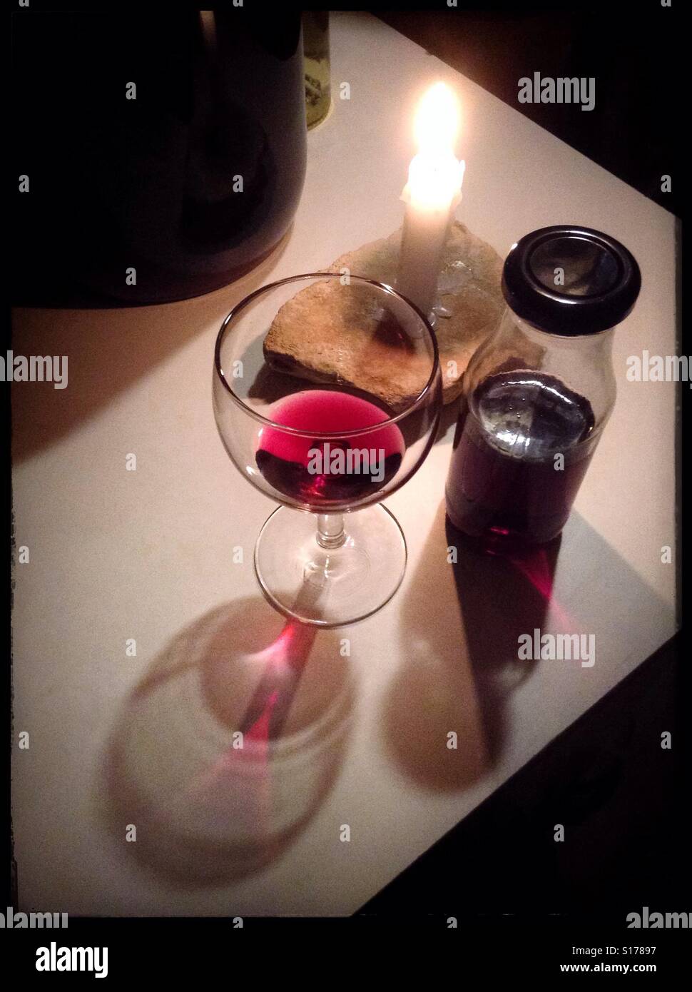 Syrah Saignée - ein rosé gemacht durch die Vergärung von des frisch gepressten Saftes ohne Felle, Spanien. - Smartphone-aufgenommenes Stockfoto