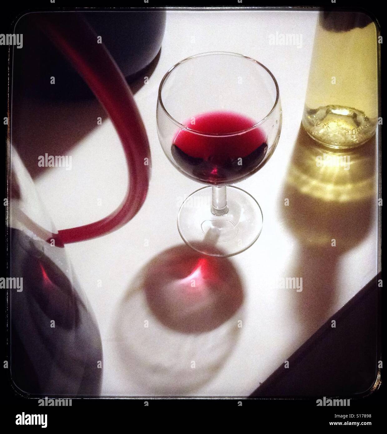 Syrah Saignée - ein rosé gemacht durch die Vergärung von des frisch gepressten Saftes ohne Felle, Spanien. - Smartphone-aufgenommenes Stockfoto