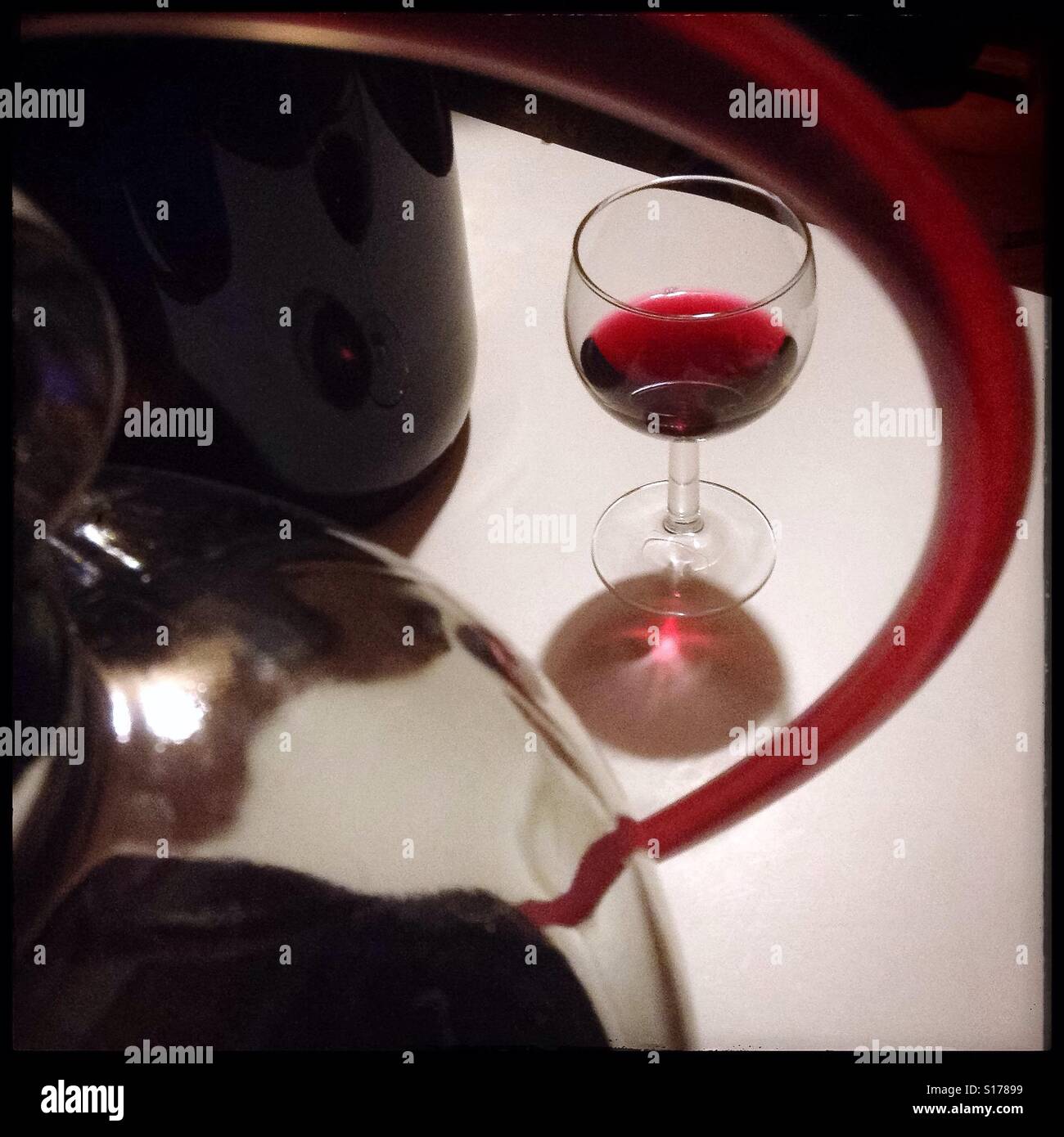 Syrah Saignée - ein rosé gemacht durch die Vergärung von des frisch gepressten Saftes ohne Felle, Spanien. - Smartphone-aufgenommenes Stockfoto