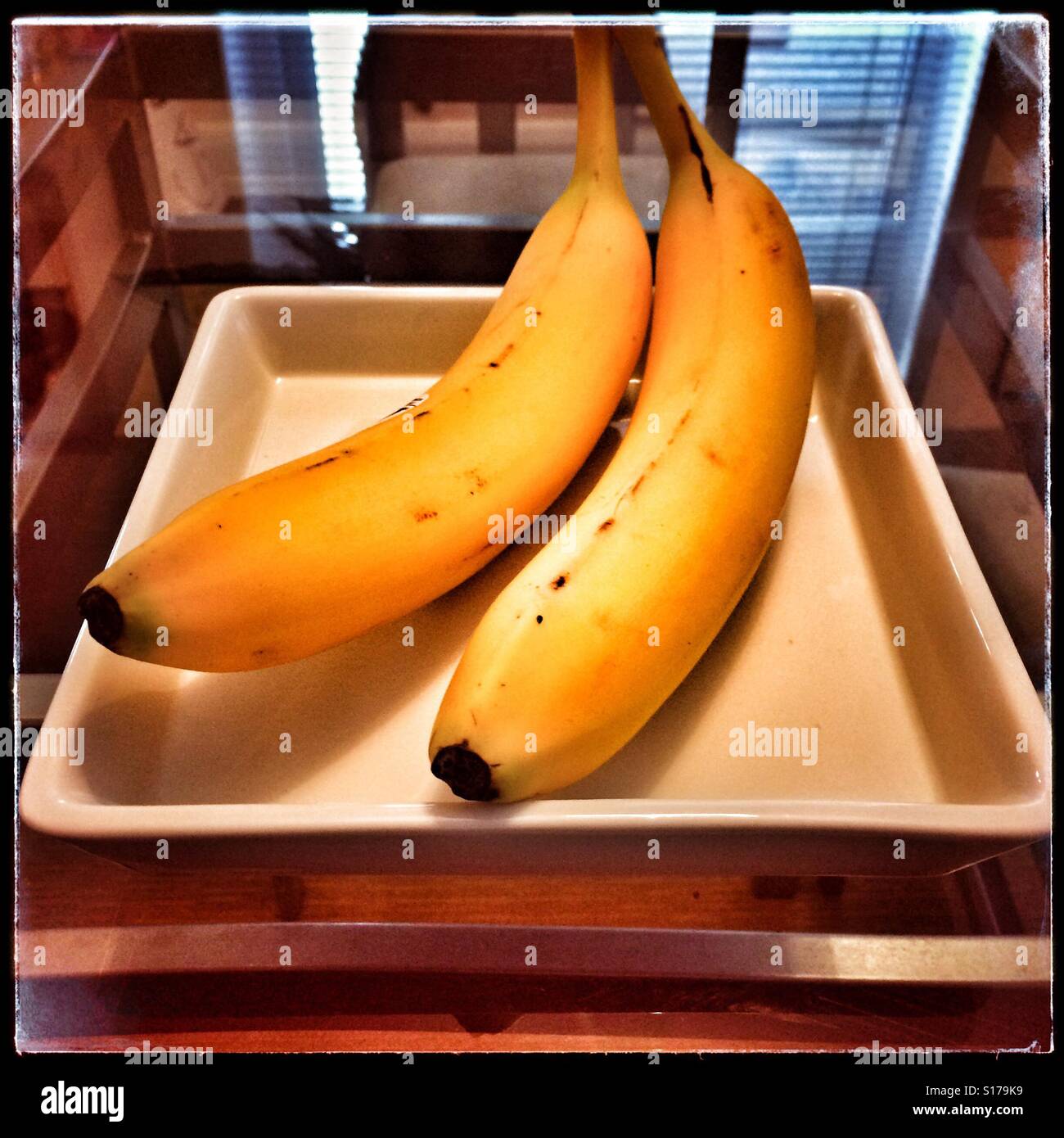 Zwei Bananen auf einen Teller Stockfoto