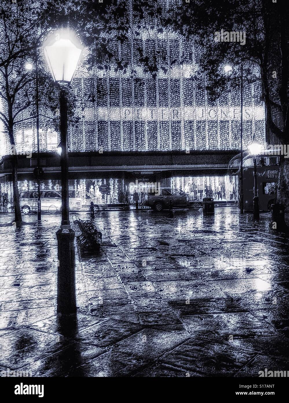 Kaufhaus Peter Jones an einem regnerischen Abend Stockfoto