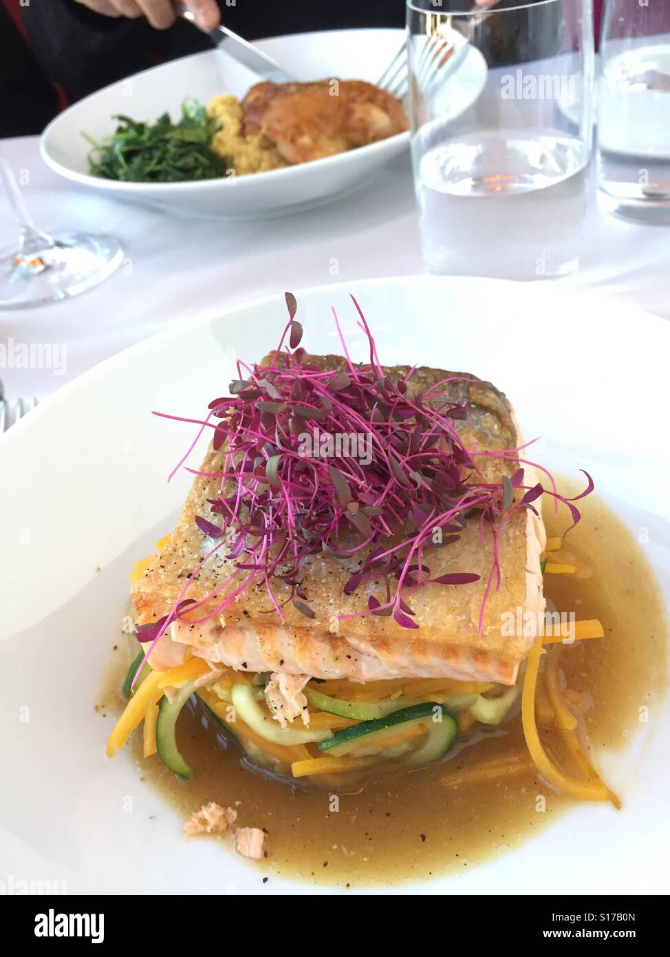 Gourmet-Vorspeisen serviert auf einem Tisch in einem New Yorker Luxusrestaurant Stockfoto
