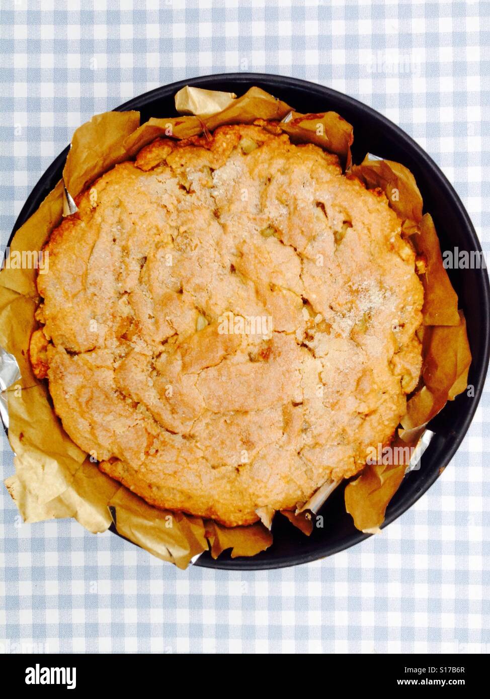 Apfelkuchen in Backform - Smartphone-aufgenommenes Stockfoto