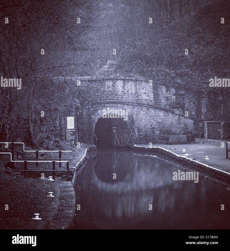Tunnel-Ende, tonnelle, Marsden. Der längste Kanal-Tunnel in Großbritannien. - Smartphone-aufgenommenes Stockfoto