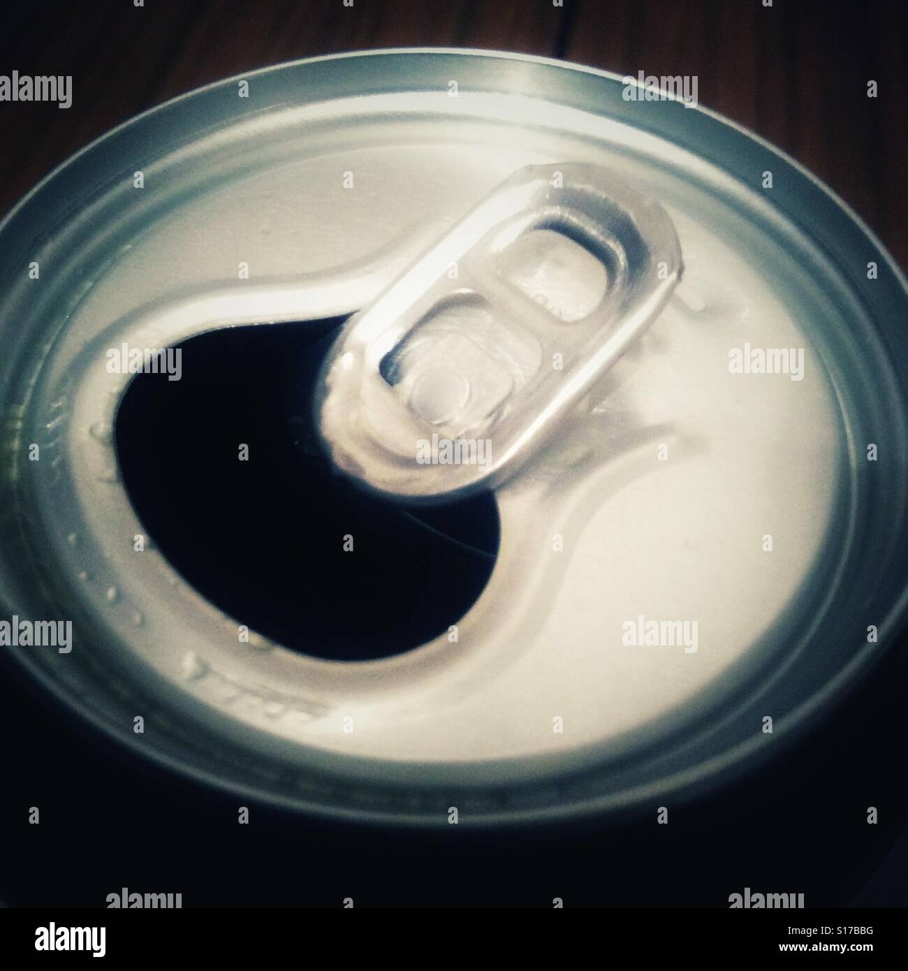 A auf der Oberseite eine Dose trinken ziehen kann. - Smartphone-aufgenommenes Stockfoto