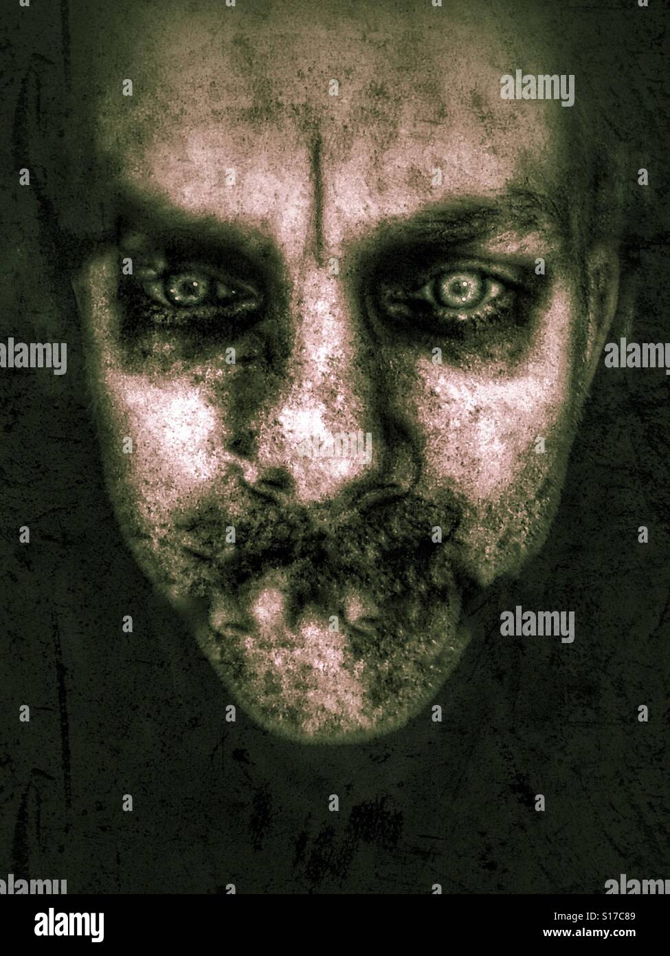 Kopfschuss von einem Zombie-wie Mann mit intensiven Augen und verwesenden Fleisch Wirkung. Stockfoto