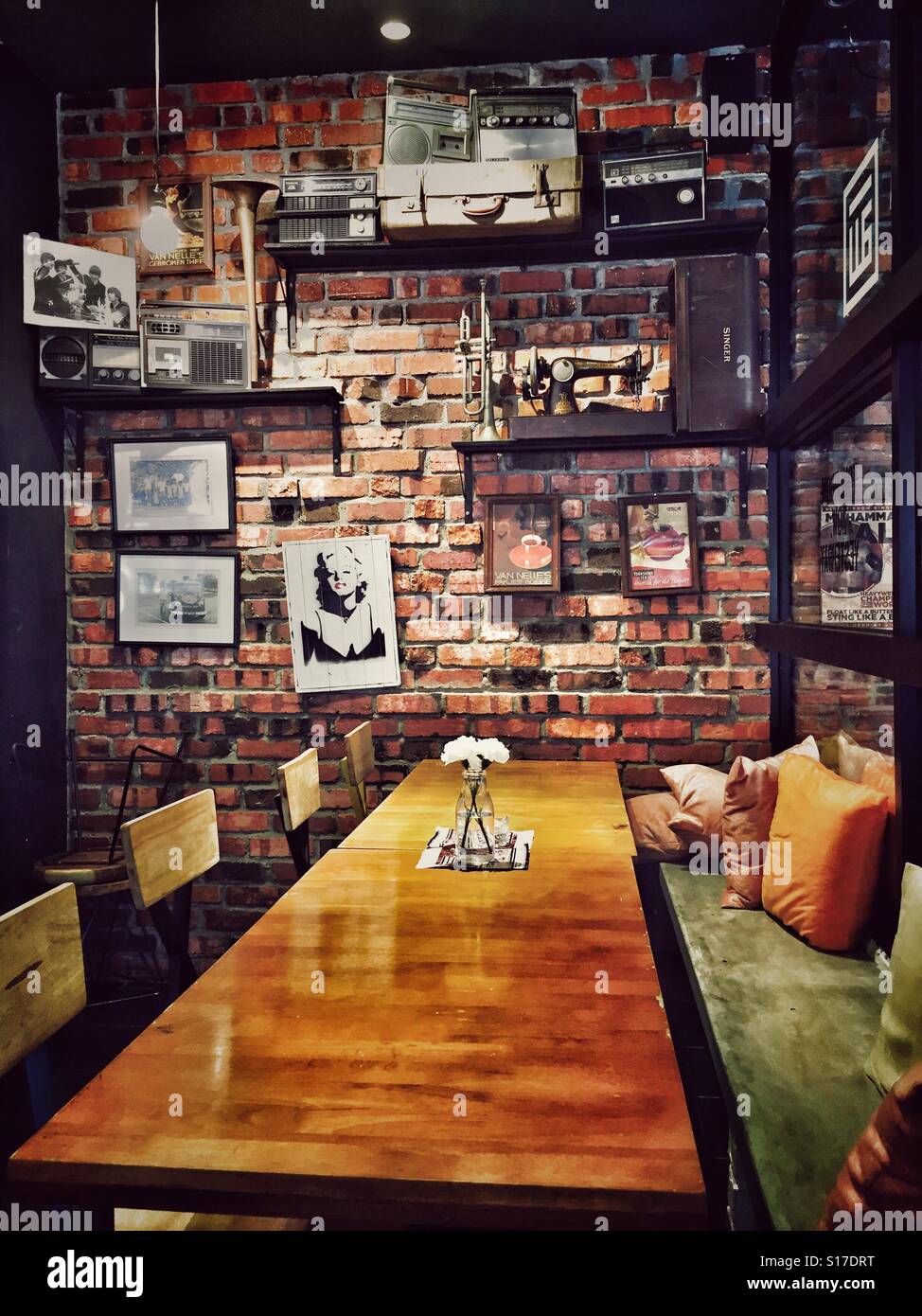 Wand Von Frames In Einem Hipster Cafe Zum Mittagessen