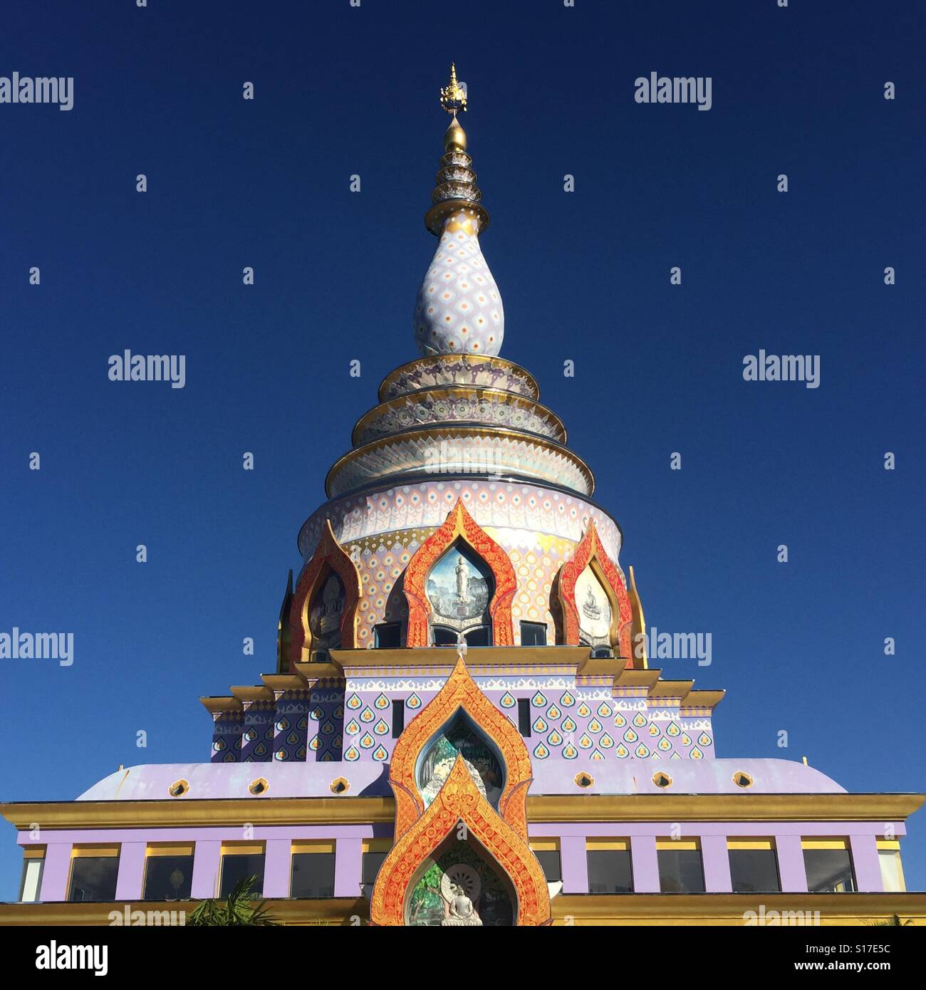 Architektur eines thailändischen buddhistischen Tempels Stockfoto