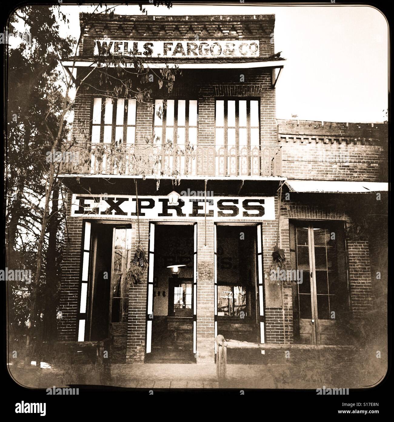 Wells Fargo und Firmengebäude an der Main Street. Columbia State Historic Park, Columbia, Tuolumne County, Kalifornien, USA - Smartphone-aufgenommenes Stockfoto