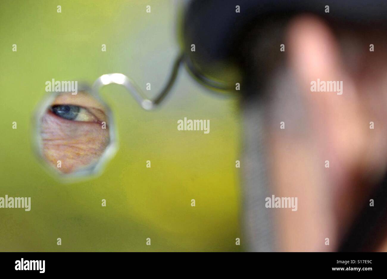 Radfahrer prüft seinen Helm montiert Rückspiegel - Smartphone-aufgenommenes Stockfoto