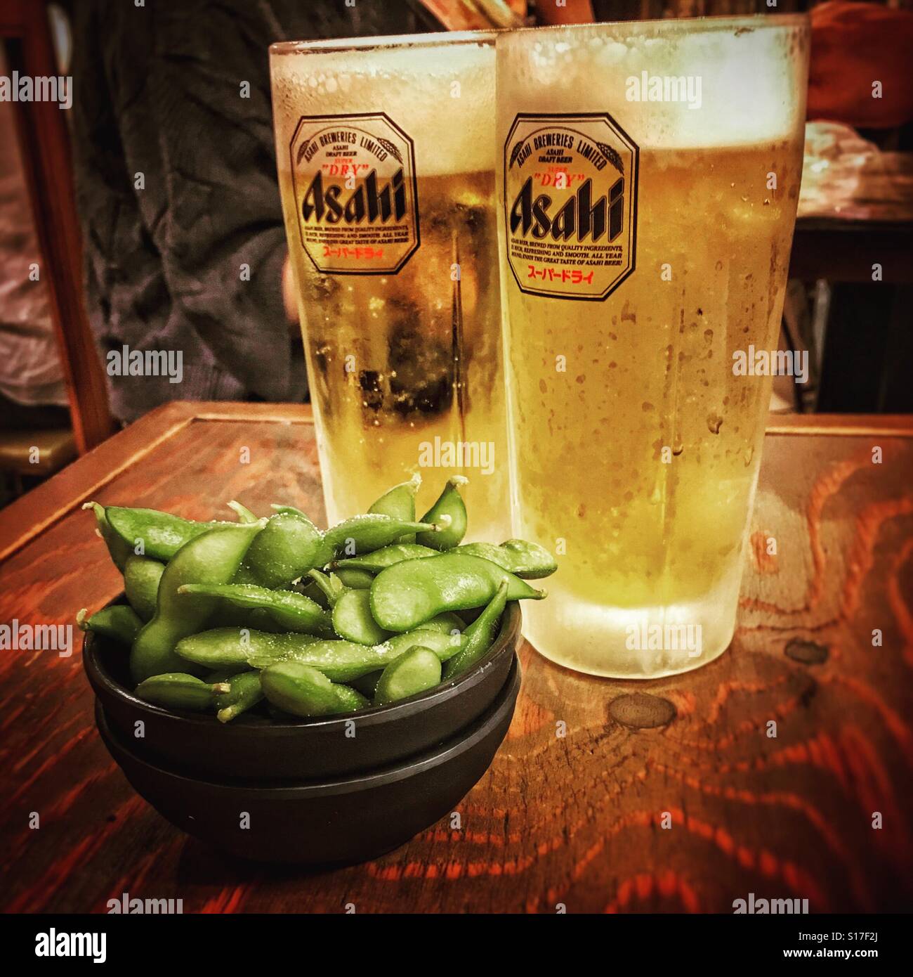 Eis kalt Asahi japanische Biere Edamame Bohnen Stockfoto