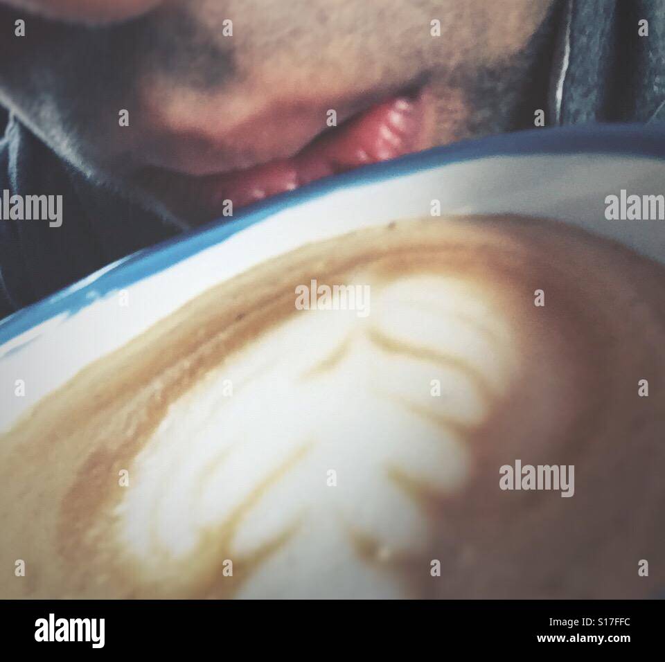 Ein Kerl, Kaffee zu trinken. Stockfoto