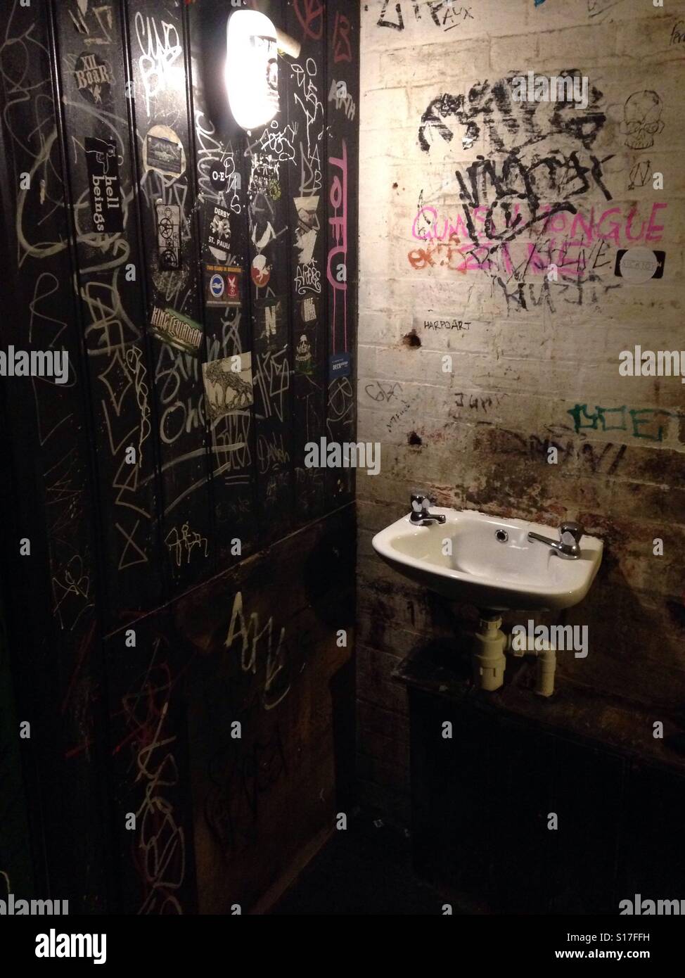 Ein Graffiti bedeckt-Waschraum Stockfoto
